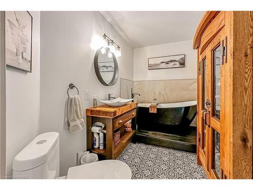 4422 Highway 15, Kingston, ON - Indoor Photo Showing Bathroom