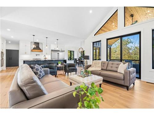 1088 Balsam Lane, Inverary, ON - Indoor Photo Showing Living Room