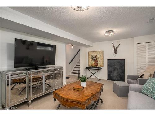 87 Sunset Boulevard, Kingston, ON - Indoor Photo Showing Living Room