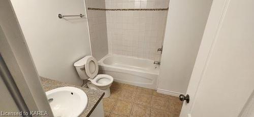 882 Beaconhill Court, Kingston, ON - Indoor Photo Showing Bathroom