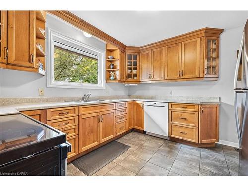 893 Everitt Avenue, Kingston, ON - Indoor Photo Showing Kitchen