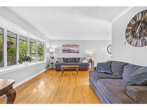 893 Everitt Avenue, Kingston, ON - Indoor Photo Showing Living Room