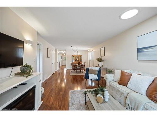 802 Peachwood Street, Kingston, ON - Indoor Photo Showing Living Room