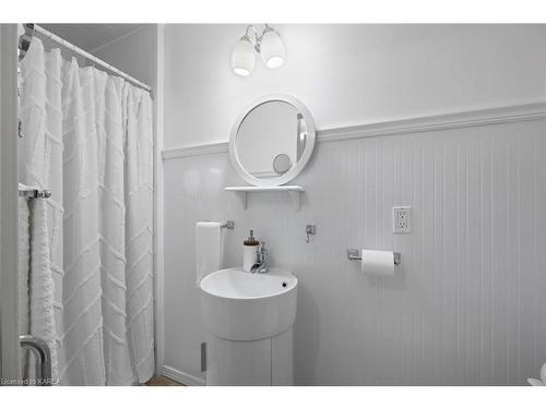 802 Peachwood Street, Kingston, ON - Indoor Photo Showing Bathroom