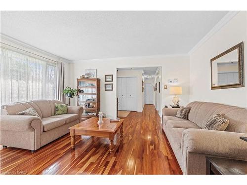 134 Union Road, Lansdowne, ON - Indoor Photo Showing Living Room