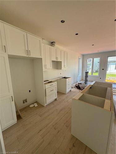 206 Superior Drive, Amherstview, ON - Indoor Photo Showing Kitchen