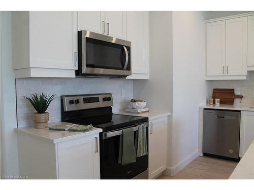 263 Pratt Drive, Amherstview, ON - Indoor Photo Showing Kitchen