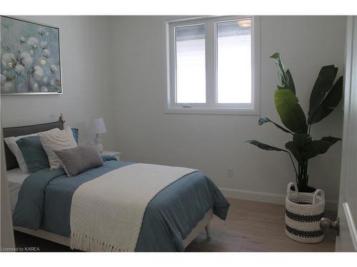 263 Pratt Drive, Amherstview, ON - Indoor Photo Showing Bedroom