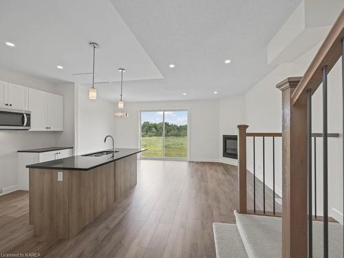 1840 Cinderhill Street, Kingston, ON - Indoor Photo Showing Kitchen With Upgraded Kitchen