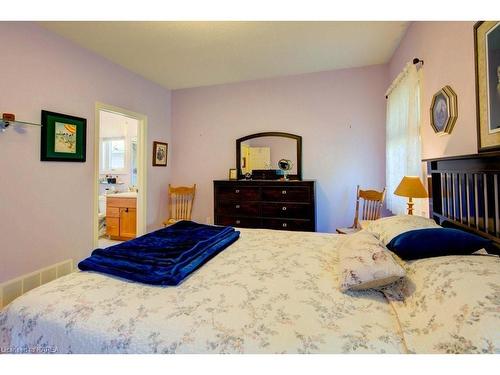 300 Academy Street, Bath, ON - Indoor Photo Showing Bedroom