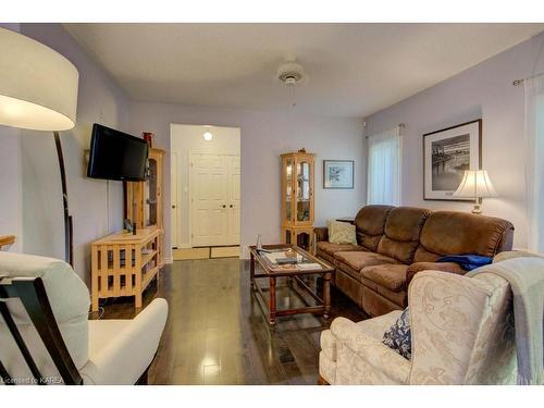 300 Academy Street, Bath, ON - Indoor Photo Showing Living Room