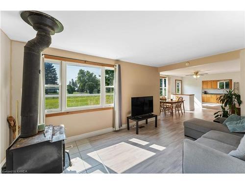 4999 Bath Road, Bath, ON - Indoor Photo Showing Living Room