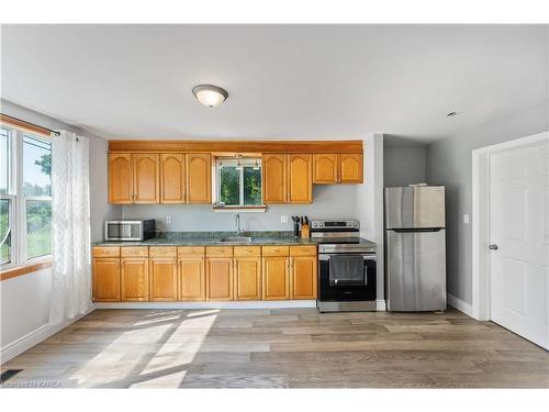 4999 Bath Road, Bath, ON - Indoor Photo Showing Kitchen