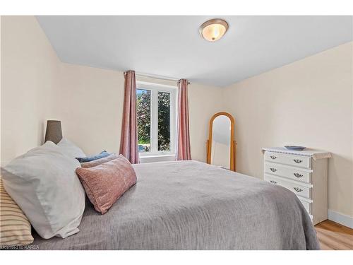 114-358 Queen Mary Road, Kingston, ON - Indoor Photo Showing Bedroom