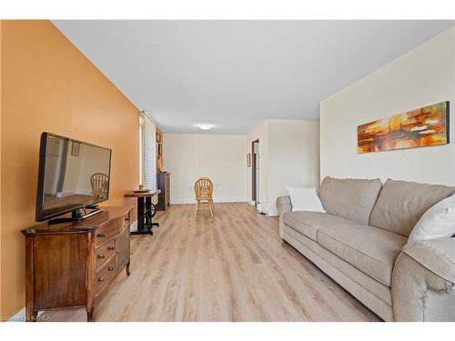 114-358 Queen Mary Road, Kingston, ON - Indoor Photo Showing Living Room