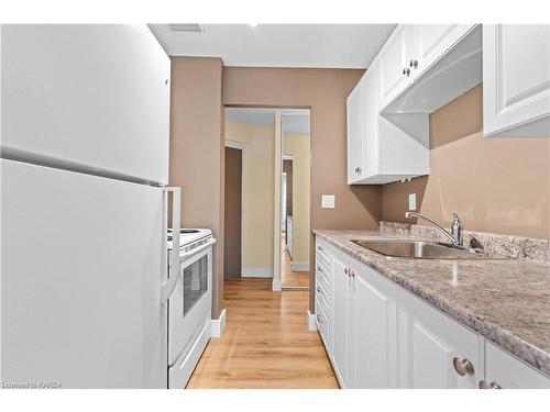 114-358 Queen Mary Road, Kingston, ON - Indoor Photo Showing Kitchen