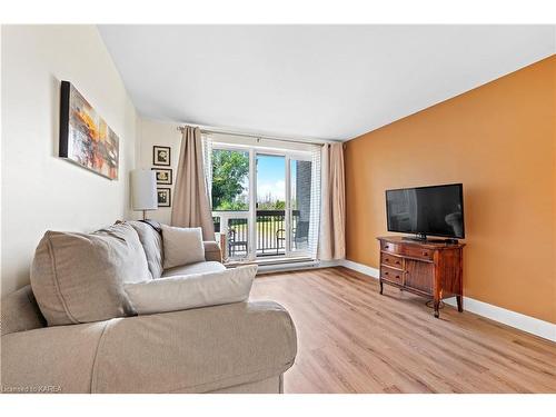 114-358 Queen Mary Road, Kingston, ON - Indoor Photo Showing Living Room