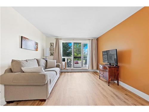 114-358 Queen Mary Road, Kingston, ON - Indoor Photo Showing Living Room