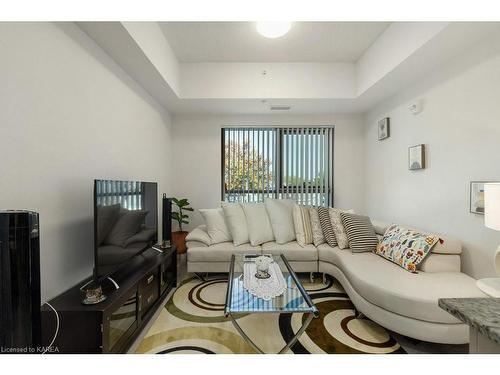 320-652 Princess Street, Kingston, ON - Indoor Photo Showing Living Room