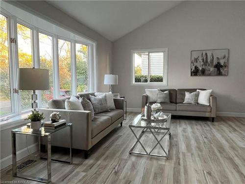 135 Factory Lane Lane, Bath, ON - Indoor Photo Showing Living Room