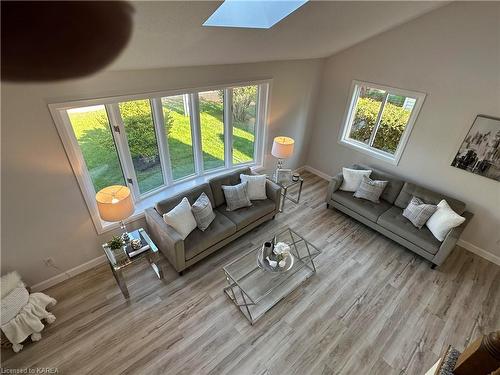 135 Factory Lane Lane, Bath, ON - Indoor Photo Showing Living Room