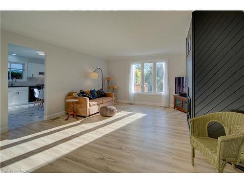 135 Factory Lane Lane, Bath, ON - Indoor Photo Showing Living Room