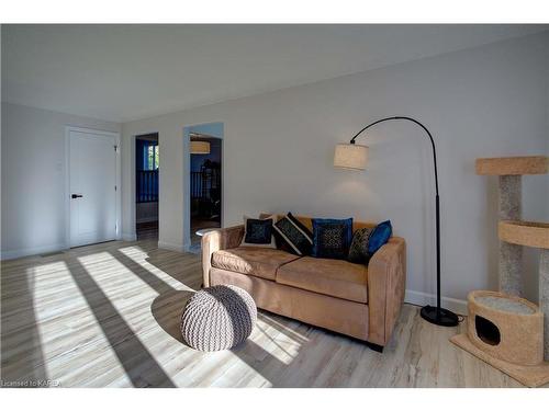 135 Factory Lane Lane, Bath, ON - Indoor Photo Showing Living Room