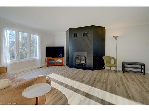 135 Factory Lane Lane, Bath, ON - Indoor Photo Showing Living Room