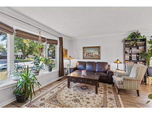 1182 Queensland Place, Brockville, ON - Indoor Photo Showing Living Room