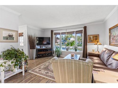 1182 Queensland Place, Brockville, ON - Indoor Photo Showing Living Room