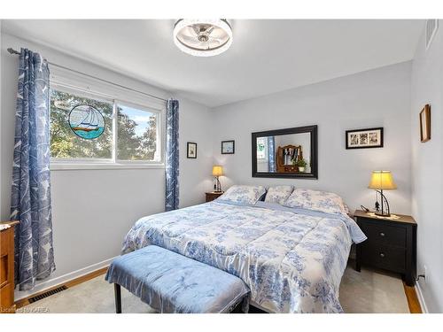 1182 Queensland Place, Brockville, ON - Indoor Photo Showing Bedroom