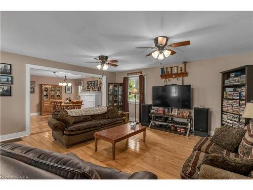 31 Station Road, Gananoque, ON - Indoor Photo Showing Living Room