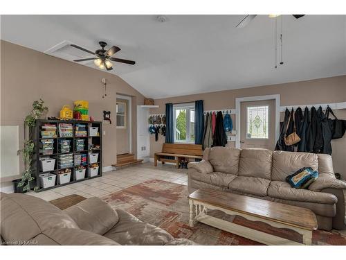 31 Station Road, Gananoque, ON - Indoor Photo Showing Living Room