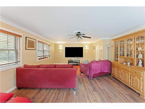 1304 Old Wilton Road, Odessa, ON - Indoor Photo Showing Living Room