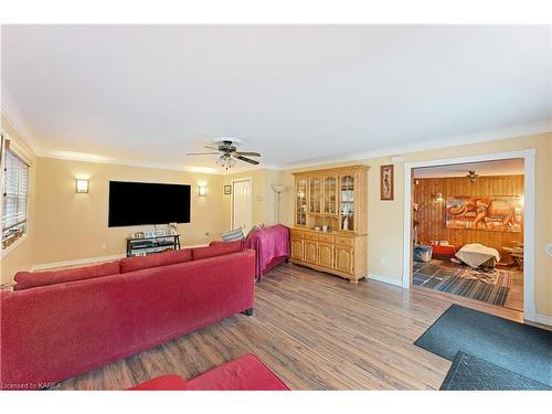 1304 Old Wilton Road, Odessa, ON - Indoor Photo Showing Living Room