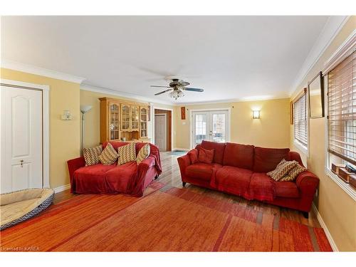 1304 Old Wilton Road, Odessa, ON - Indoor Photo Showing Living Room