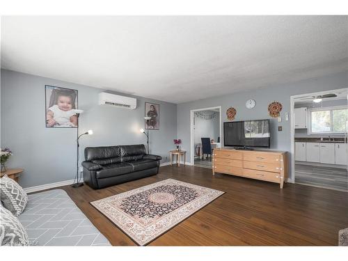 840 Milford Drive, Kingston, ON - Indoor Photo Showing Living Room