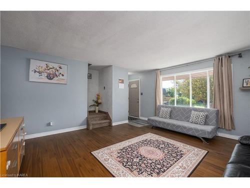 840 Milford Drive, Kingston, ON - Indoor Photo Showing Living Room