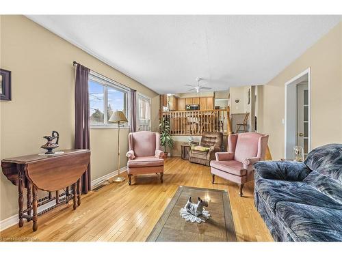 616 Pimlico Place, Kingston, ON - Indoor Photo Showing Living Room