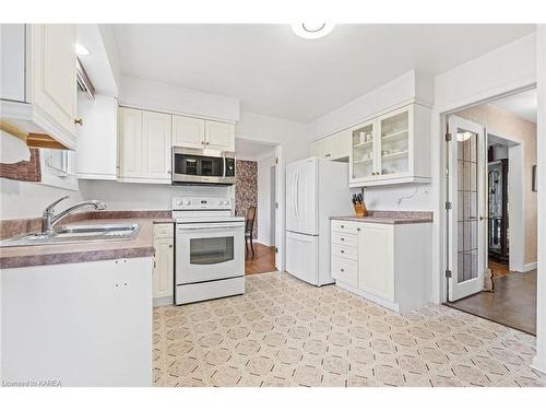 320 Donell Court, Kingston, ON - Indoor Photo Showing Kitchen