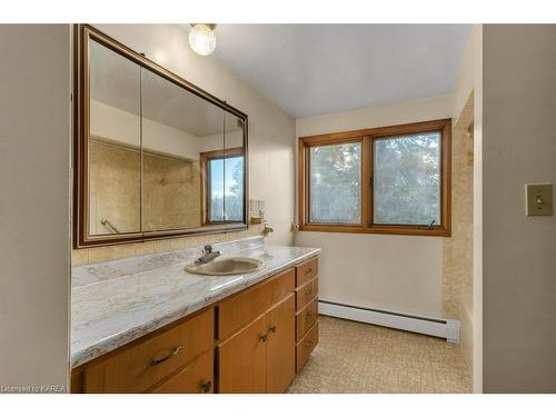 210 Phillips Street, Kingston, ON - Indoor Photo Showing Bathroom