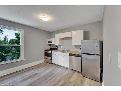 211 Raglan Road, Kingston, ON - Indoor Photo Showing Kitchen