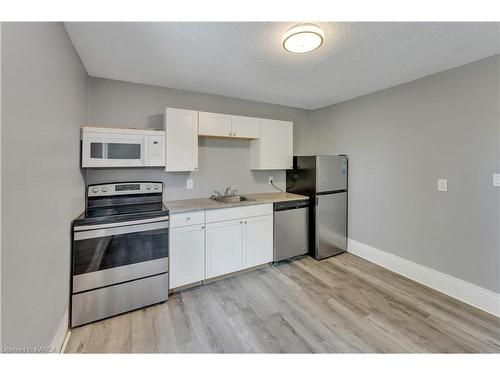 211 Raglan Road, Kingston, ON - Indoor Photo Showing Kitchen