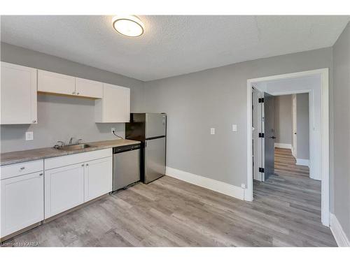 211 Raglan Road, Kingston, ON - Indoor Photo Showing Kitchen