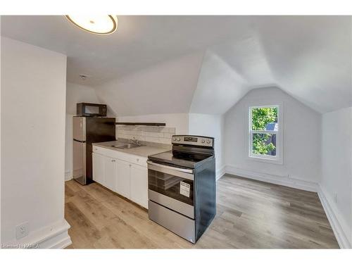 211 Raglan Road, Kingston, ON - Indoor Photo Showing Kitchen