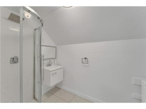 211 Raglan Road, Kingston, ON - Indoor Photo Showing Bathroom