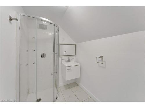 211 Raglan Road, Kingston, ON - Indoor Photo Showing Bathroom