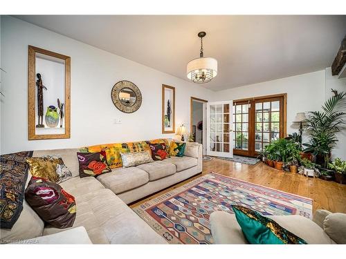 5518 County Road 9, Napanee, ON - Indoor Photo Showing Living Room