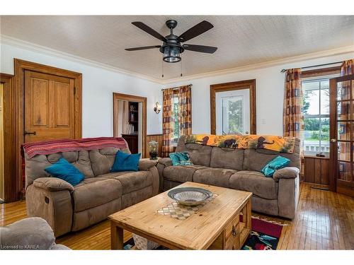 5518 County Road 9, Napanee, ON - Indoor Photo Showing Living Room