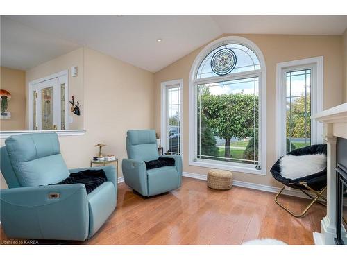 444 Bridge Street W, Napanee, ON - Indoor Photo Showing Living Room